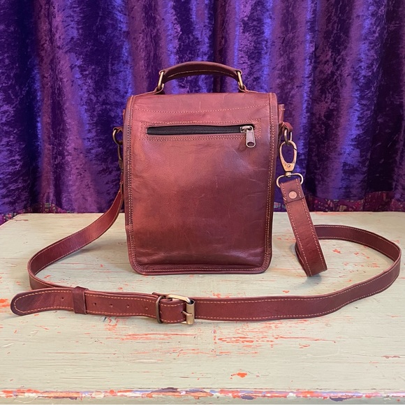 Dark brown leather men’s rustic explorer crossbody messenger satchel sling bag - Picture 3 of 14